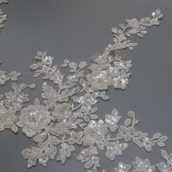 Robe de mariée en dentelle avec ceinture en perles Robe de mariée en dentelle avec ceinture en perles