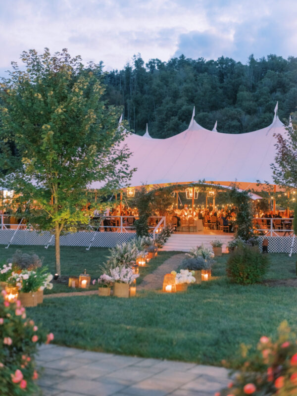 "Élégance au Cœur des Montagnes de Caroline du Nord : La Grange sur la New River"