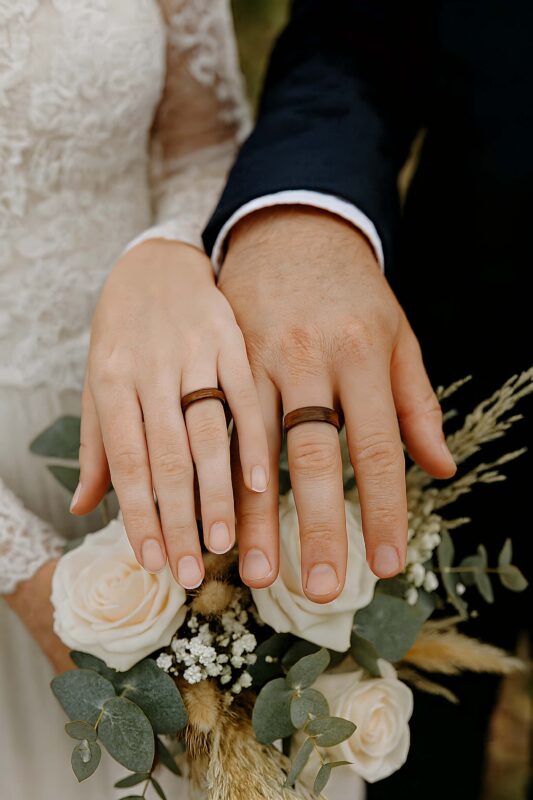 Pourquoi choisir des alliances de mariage en bois pour une cérémonie unique et authentique ? image 4 | Soirée Blanche Pourquoi choisir des alliances de mariage en bois pour une cérémonie unique et authentique ? image 3 | Soirée Blanche
