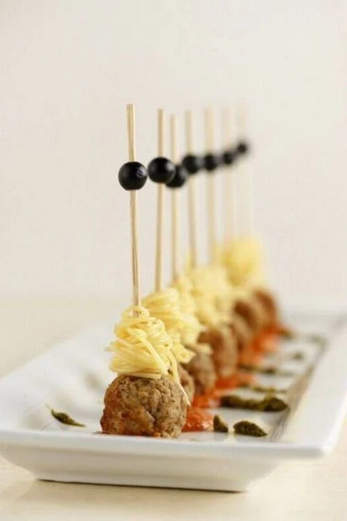 17 détails de mariage que les gens jugent à la seconde où ils entrent image 24 | Soirée Blanche meilleure nourriture de mariage