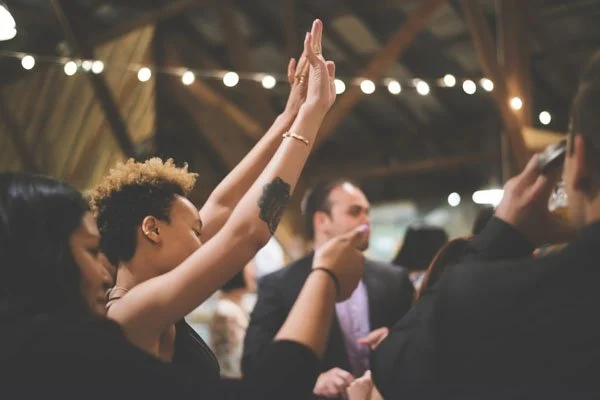 17 détails de mariage que les gens jugent à la seconde où ils entrent image 21 | Soirée Blanche 17 détails de mariage que les gens jugent à la seconde où ils entrent image 20 | Soirée Blanche