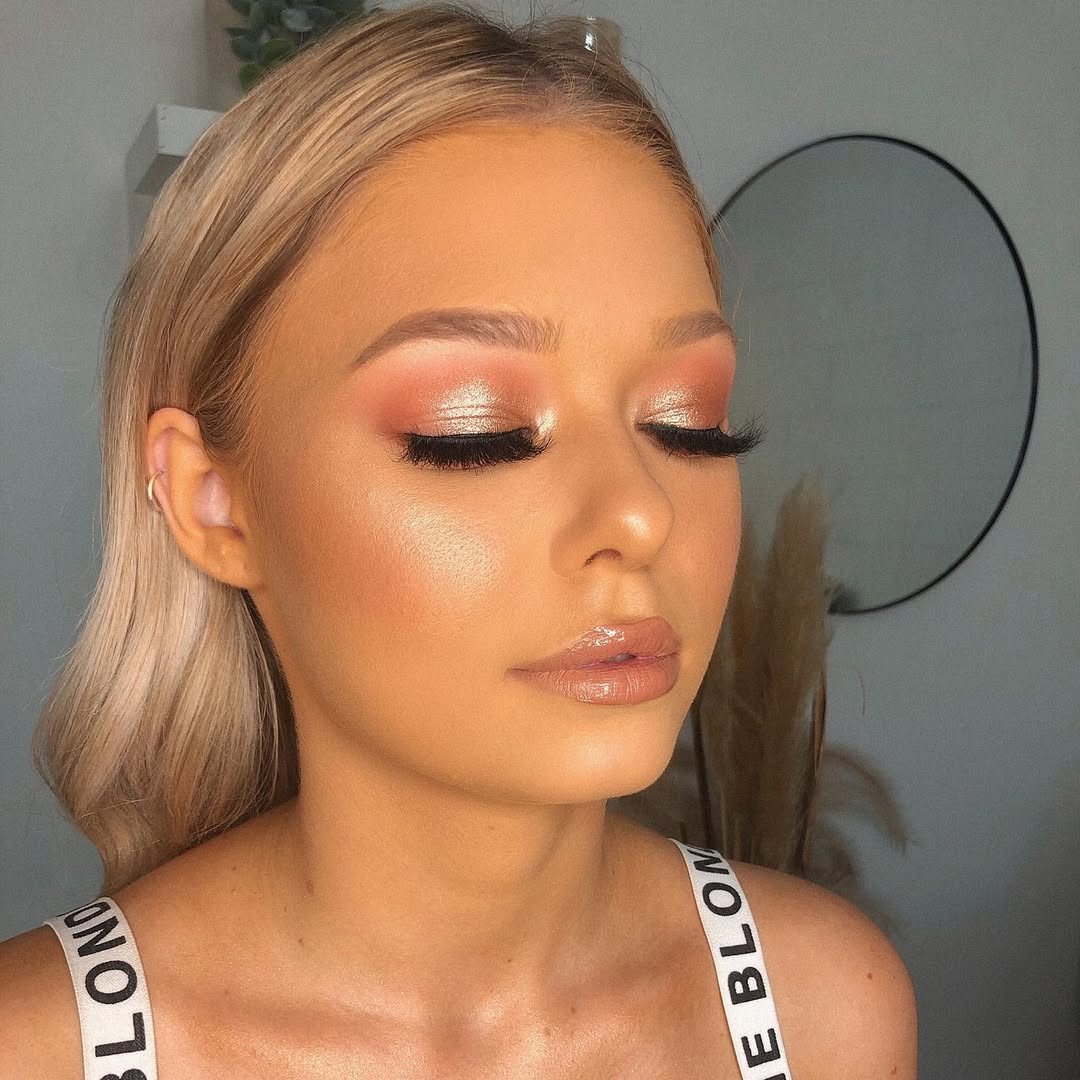 Couvercles en or rose avec joues rose tendre