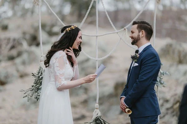 J'ai planifié plus de 50 mariages — Voici les 21 choses que les mariées regrettent toujours (pour que vous n'ayez pas à le faire) image 7 | Soirée Blanche Échange de vœux pour une cérémonie de mariage