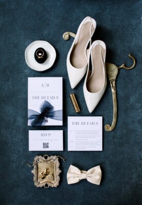 À l&rsquo;intérieur du mariage à la cathédrale d&rsquo;Abigail et Ben en cravate noire à St. James 1868