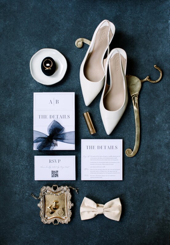 À l&rsquo;intérieur du mariage à la cathédrale d&rsquo;Abigail et Ben en cravate noire à St. James 1868