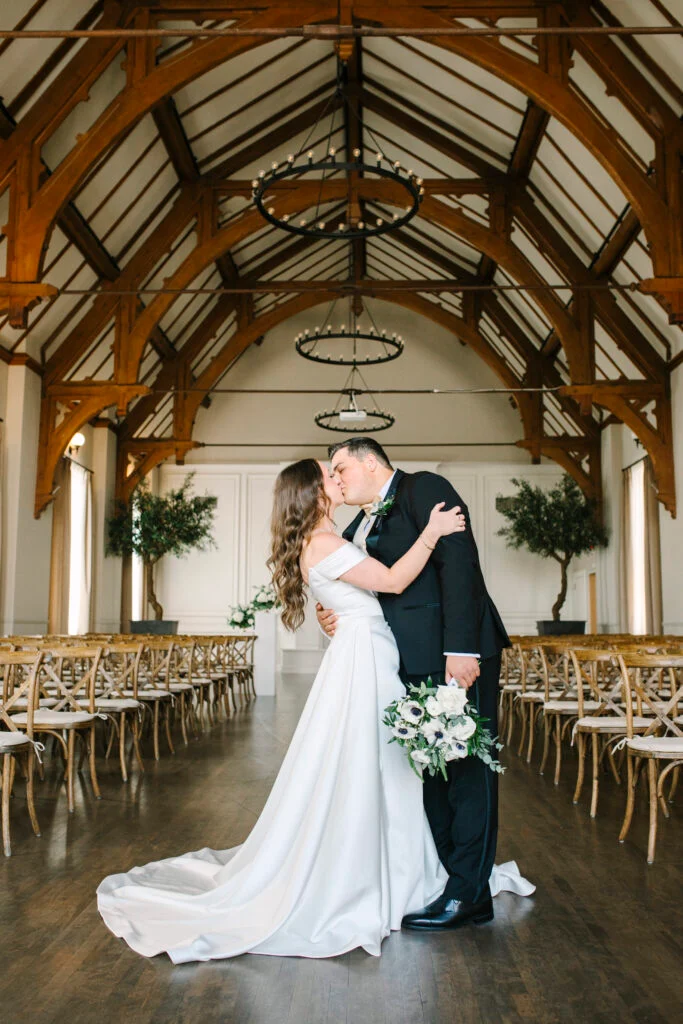 À l'intérieur du mariage à la cathédrale d'Abigail et Ben en cravate noire à St. James 1868 image 41 | Soirée Blanche