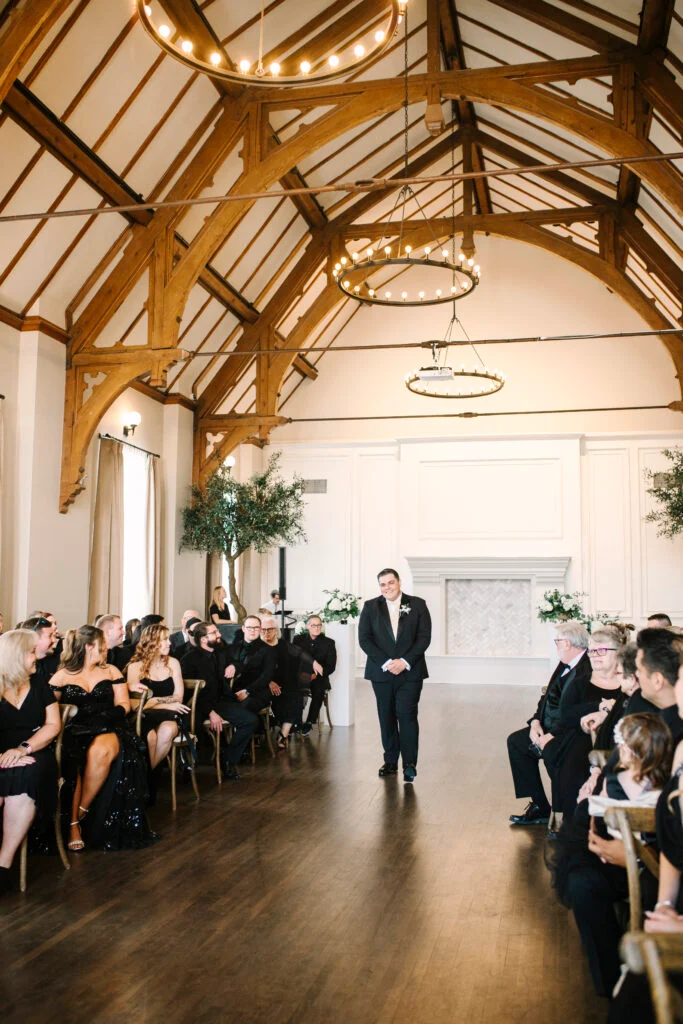 À l'intérieur du mariage à la cathédrale d'Abigail et Ben en cravate noire à St. James 1868 image 49 | Soirée Blanche