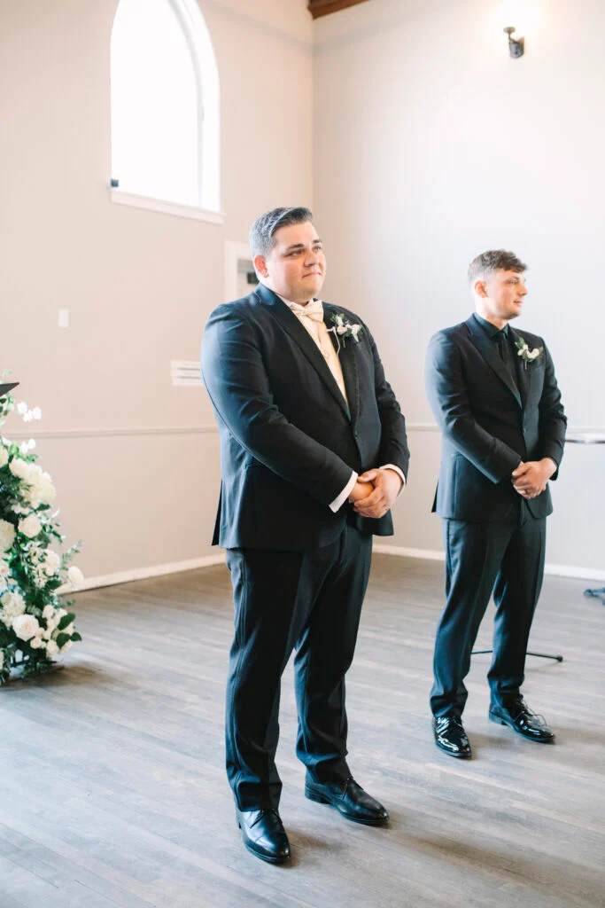 À l'intérieur du mariage à la cathédrale d'Abigail et Ben en cravate noire à St. James 1868 image 53 | Soirée Blanche