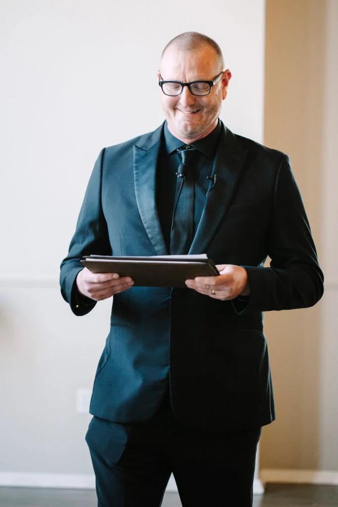 À l'intérieur du mariage à la cathédrale d'Abigail et Ben en cravate noire à St. James 1868 image 51 | Soirée Blanche