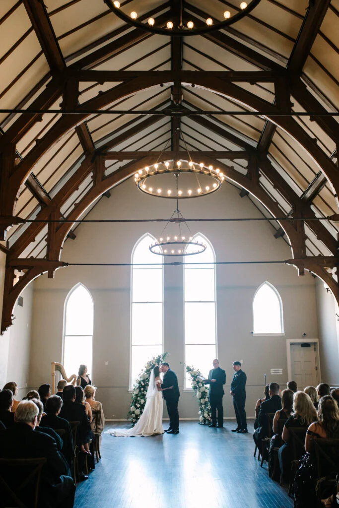 À l'intérieur du mariage à la cathédrale d'Abigail et Ben en cravate noire à St. James 1868 image 69 | Soirée Blanche