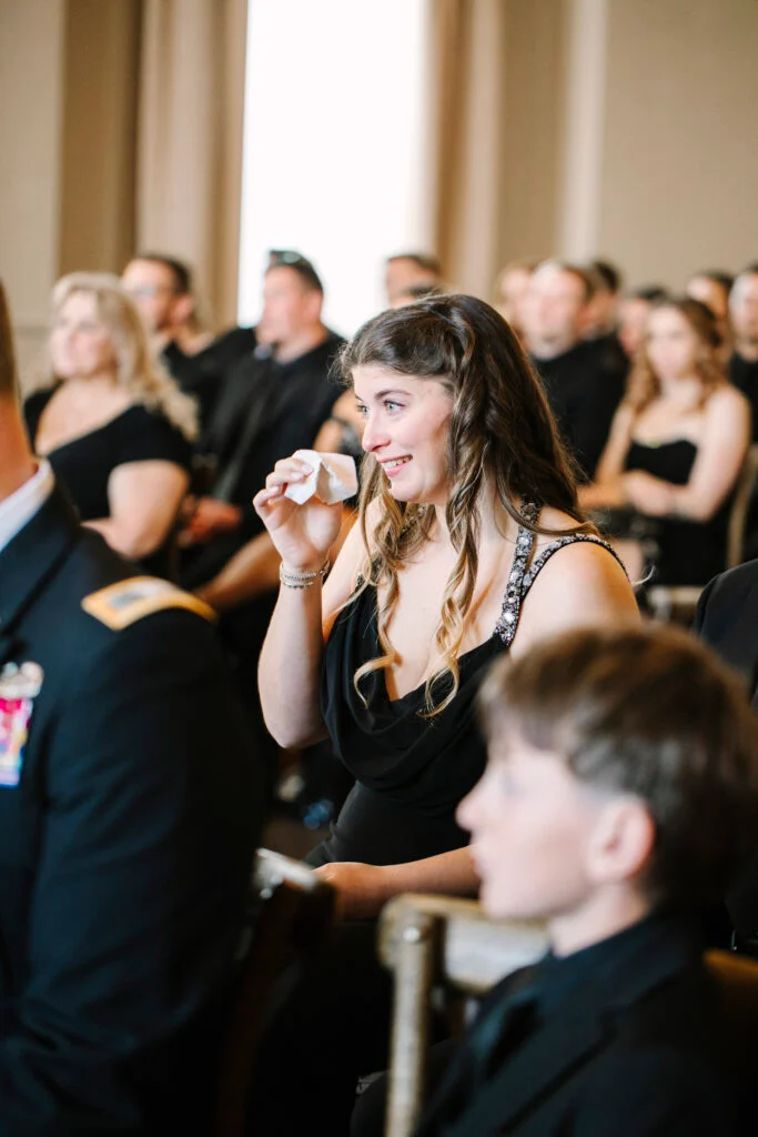 À l'intérieur du mariage à la cathédrale d'Abigail et Ben en cravate noire à St. James 1868 image 63 | Soirée Blanche