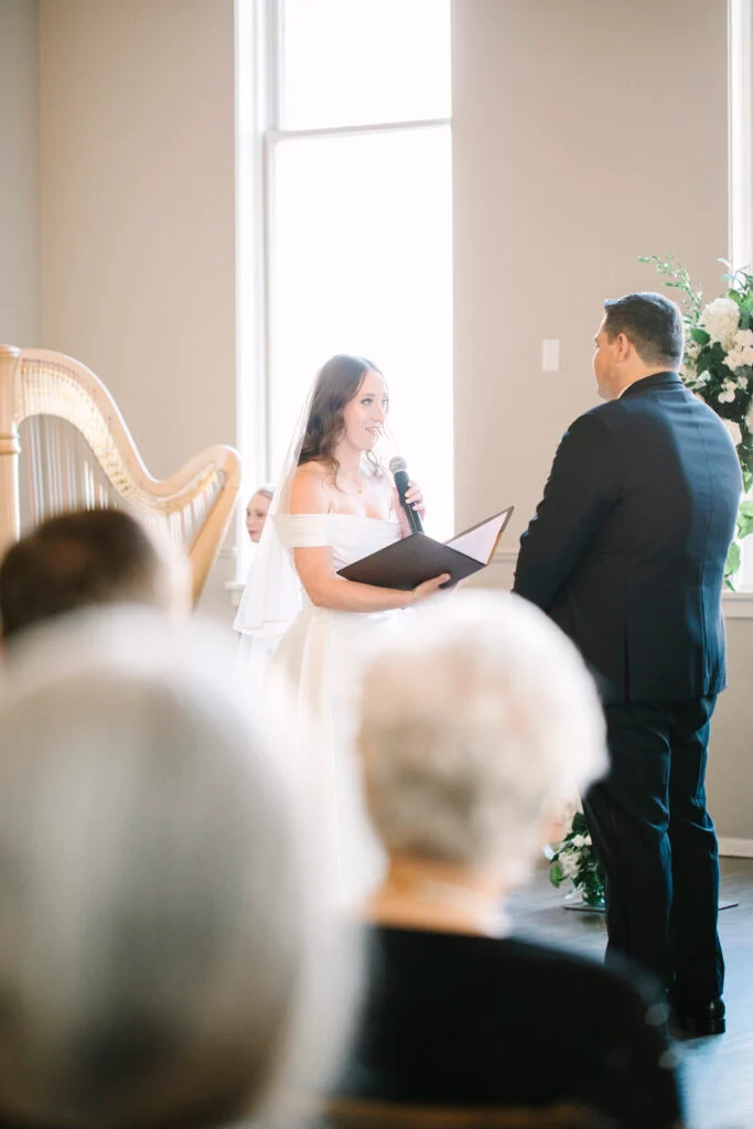 À l'intérieur du mariage à la cathédrale d'Abigail et Ben en cravate noire à St. James 1868 image 61 | Soirée Blanche