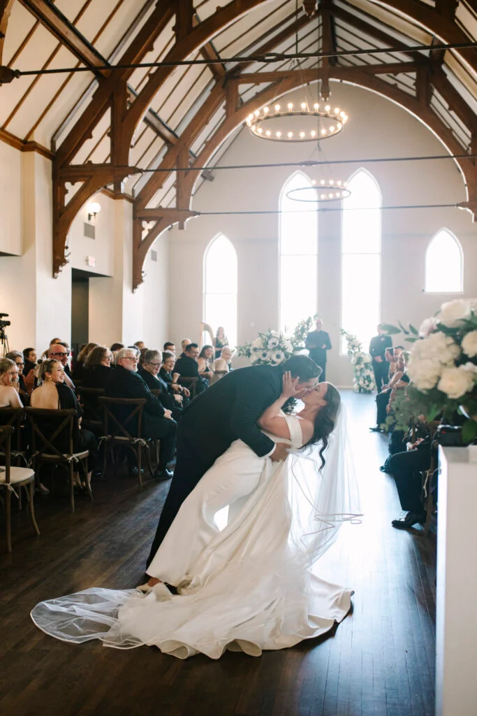 À l'intérieur du mariage à la cathédrale d'Abigail et Ben en cravate noire à St. James 1868 image 71 | Soirée Blanche