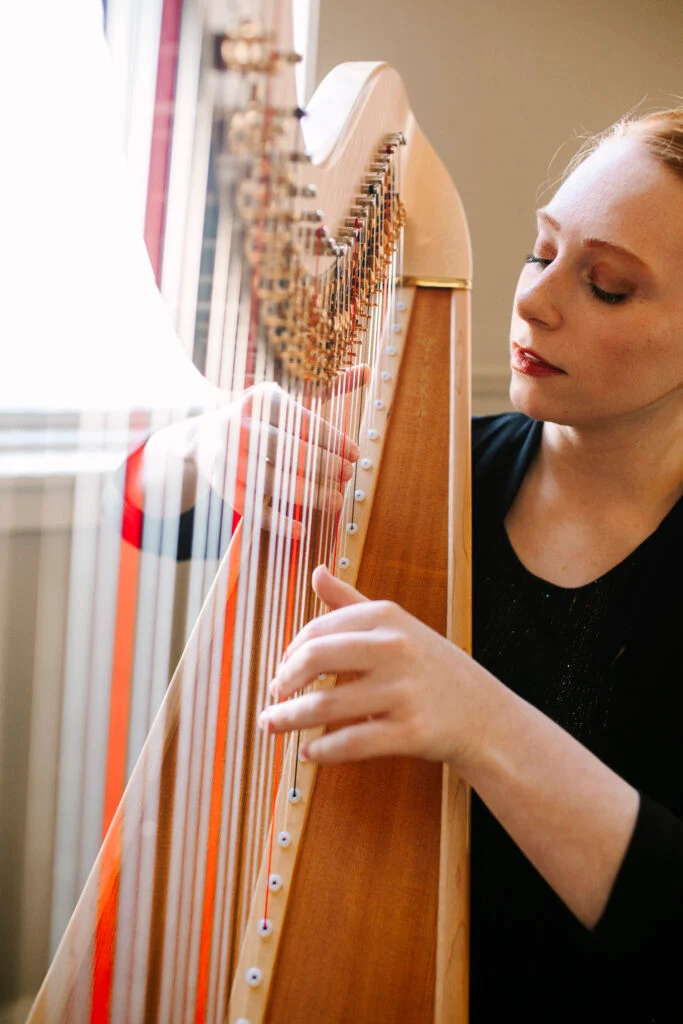 À l'intérieur du mariage à la cathédrale d'Abigail et Ben en cravate noire à St. James 1868 image 55 | Soirée Blanche