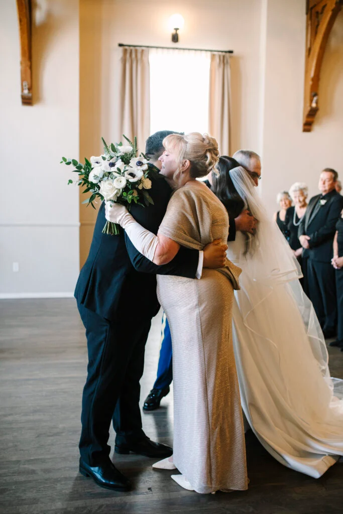 À l'intérieur du mariage à la cathédrale d'Abigail et Ben en cravate noire à St. James 1868 image 59 | Soirée Blanche