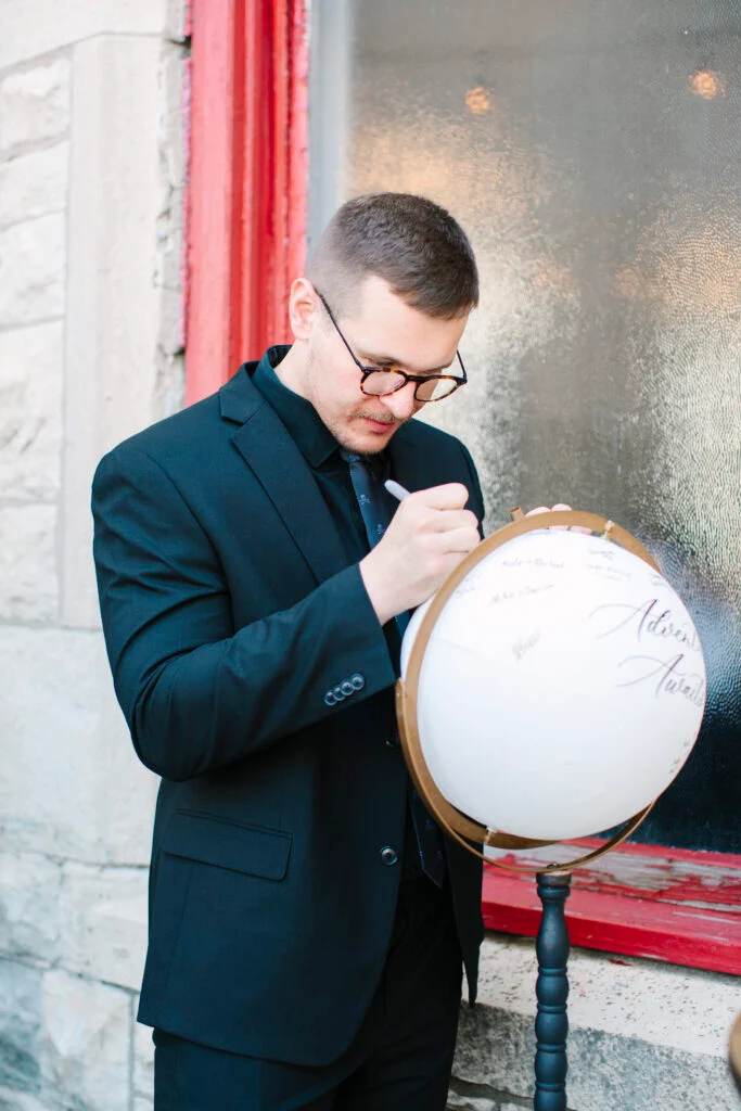 À l'intérieur du mariage à la cathédrale d'Abigail et Ben en cravate noire à St. James 1868 image 95 | Soirée Blanche