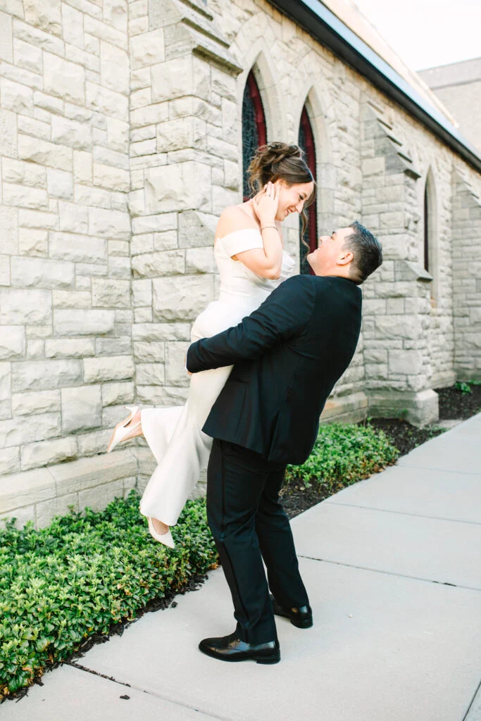 À l'intérieur du mariage à la cathédrale d'Abigail et Ben en cravate noire à St. James 1868 image 77 | Soirée Blanche