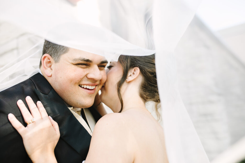 À l'intérieur du mariage à la cathédrale d'Abigail et Ben en cravate noire à St. James 1868 image 75 | Soirée Blanche