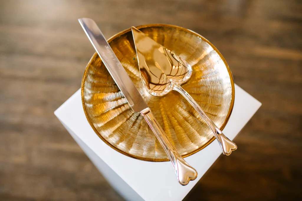 À l'intérieur du mariage à la cathédrale d'Abigail et Ben en cravate noire à St. James 1868 image 121 | Soirée Blanche