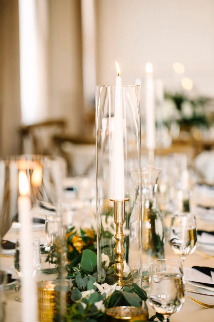 À l'intérieur du mariage à la cathédrale d'Abigail et Ben en cravate noire à St. James 1868 image 113 | Soirée Blanche