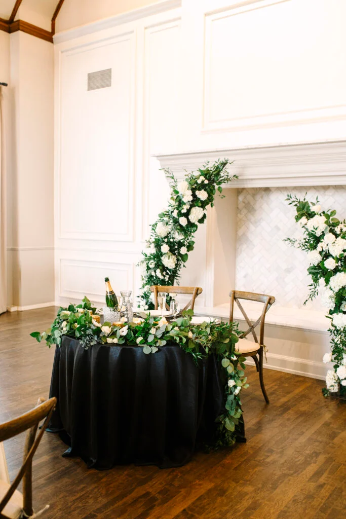 À l'intérieur du mariage à la cathédrale d'Abigail et Ben en cravate noire à St. James 1868 image 117 | Soirée Blanche