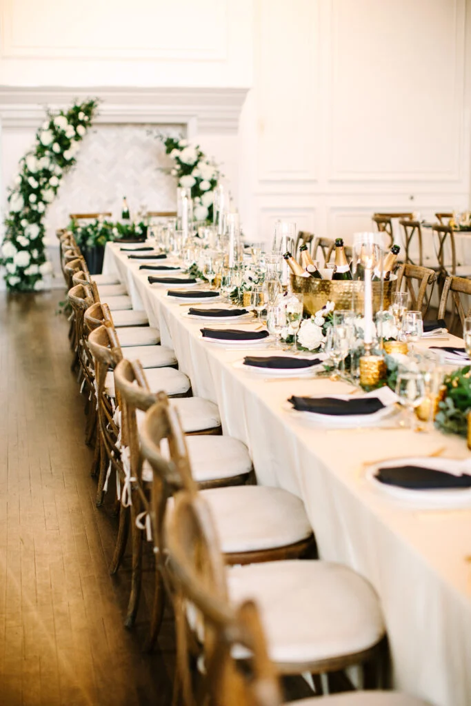 À l'intérieur du mariage à la cathédrale d'Abigail et Ben en cravate noire à St. James 1868 image 111 | Soirée Blanche