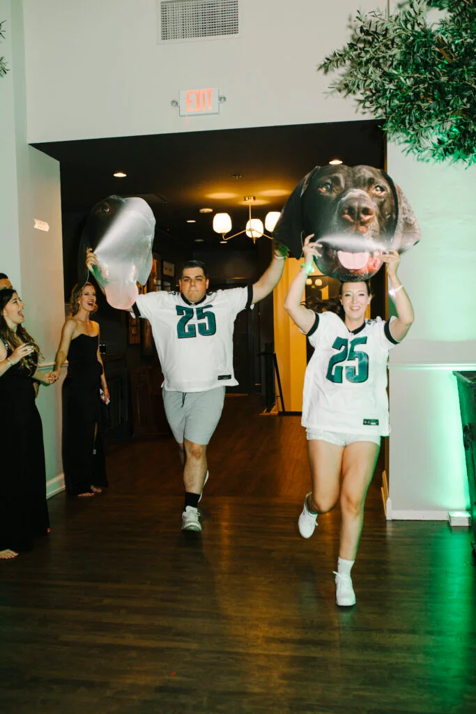 À l'intérieur du mariage à la cathédrale d'Abigail et Ben en cravate noire à St. James 1868 image 127 | Soirée Blanche