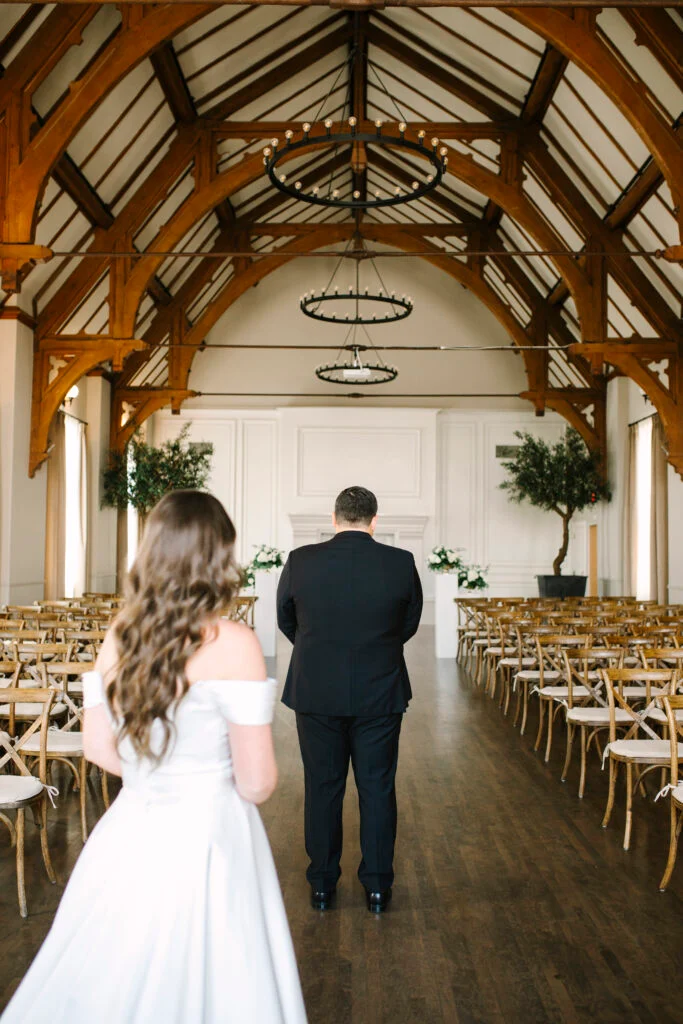 À l'intérieur du mariage à la cathédrale d'Abigail et Ben en cravate noire à St. James 1868 image 33 | Soirée Blanche