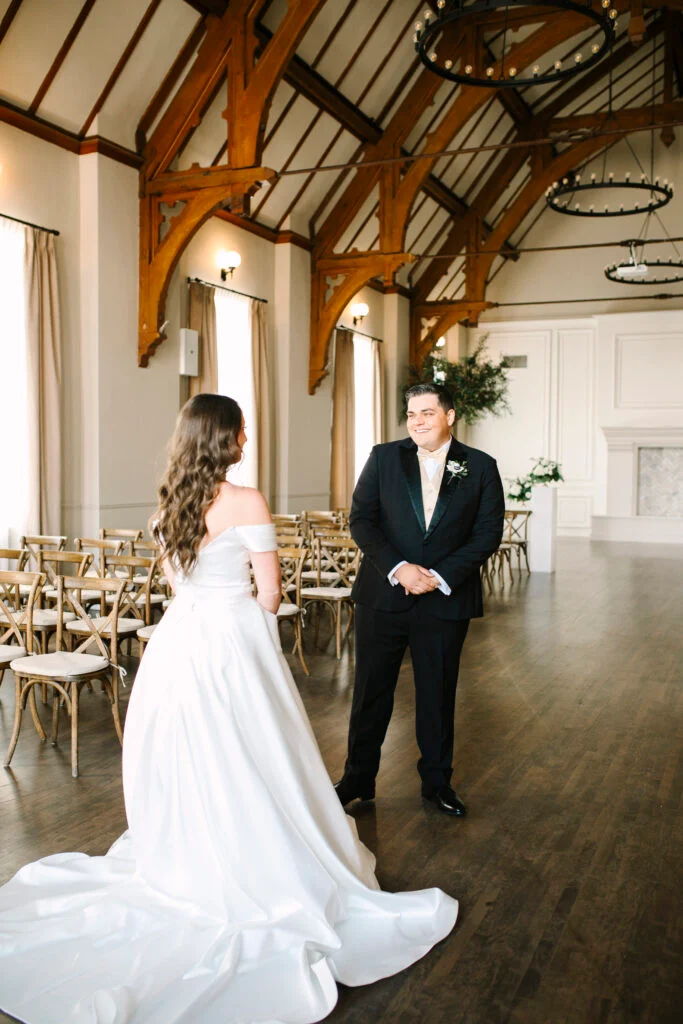 À l'intérieur du mariage à la cathédrale d'Abigail et Ben en cravate noire à St. James 1868 image 35 | Soirée Blanche