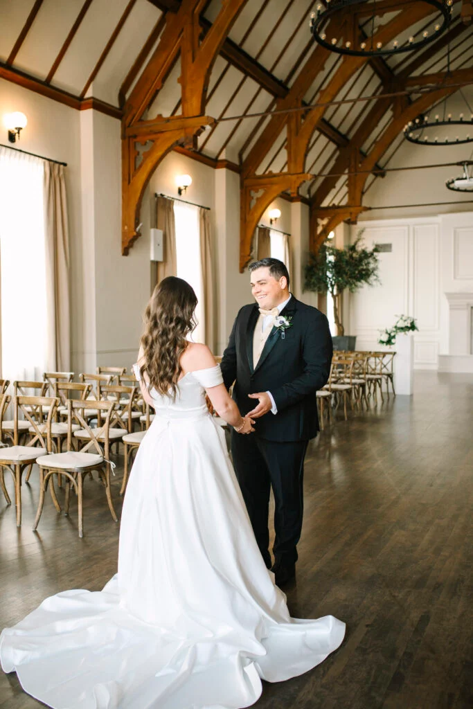 À l'intérieur du mariage à la cathédrale d'Abigail et Ben en cravate noire à St. James 1868 image 37 | Soirée Blanche