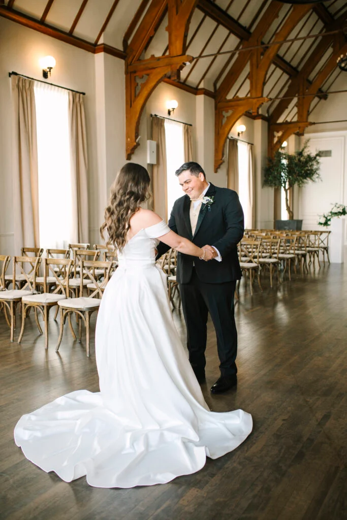 À l'intérieur du mariage à la cathédrale d'Abigail et Ben en cravate noire à St. James 1868 image 39 | Soirée Blanche