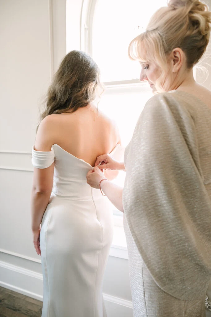 À l'intérieur du mariage à la cathédrale d'Abigail et Ben en cravate noire à St. James 1868 image 11 | Soirée Blanche