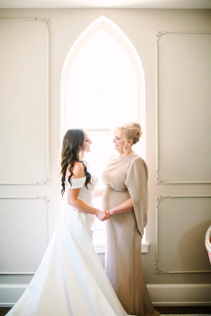 À l'intérieur du mariage à la cathédrale d'Abigail et Ben en cravate noire à St. James 1868 image 15 | Soirée Blanche