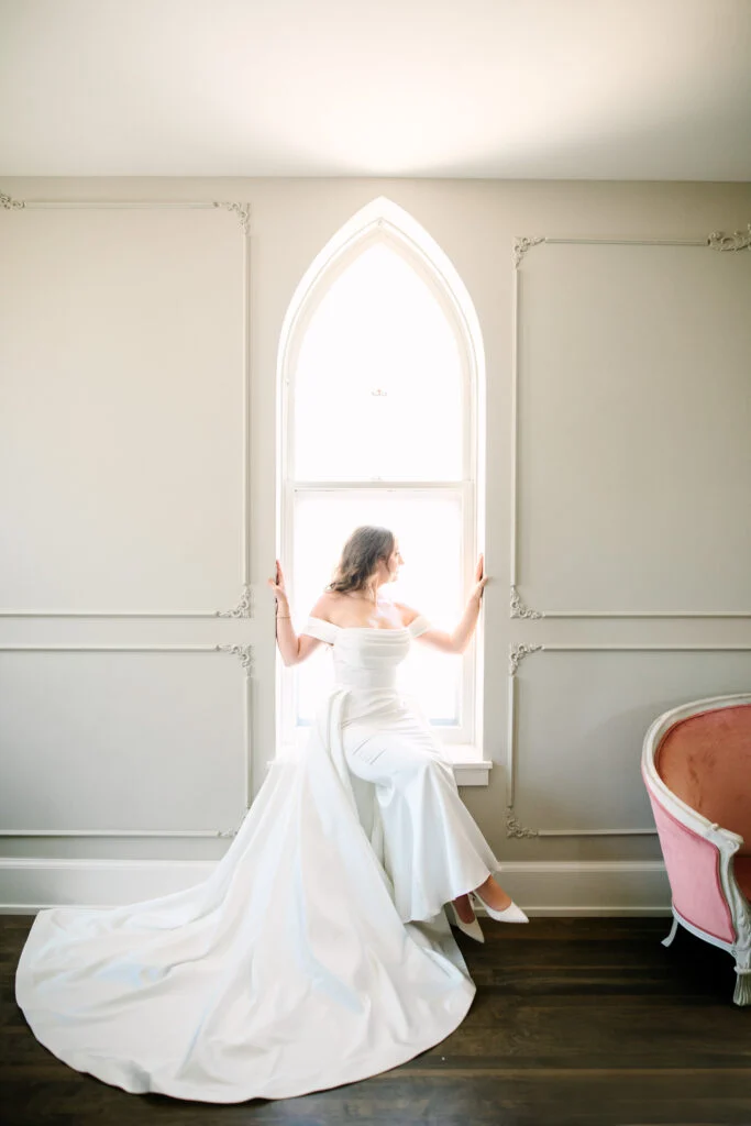 À l'intérieur du mariage à la cathédrale d'Abigail et Ben en cravate noire à St. James 1868 image 17 | Soirée Blanche