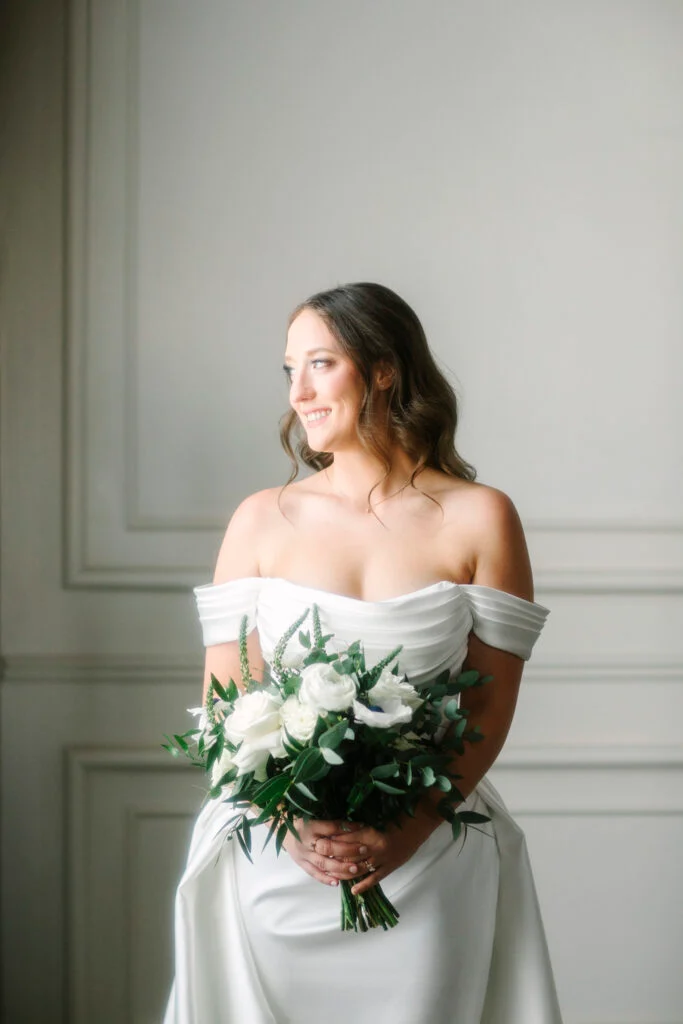 À l'intérieur du mariage à la cathédrale d'Abigail et Ben en cravate noire à St. James 1868 image 25 | Soirée Blanche