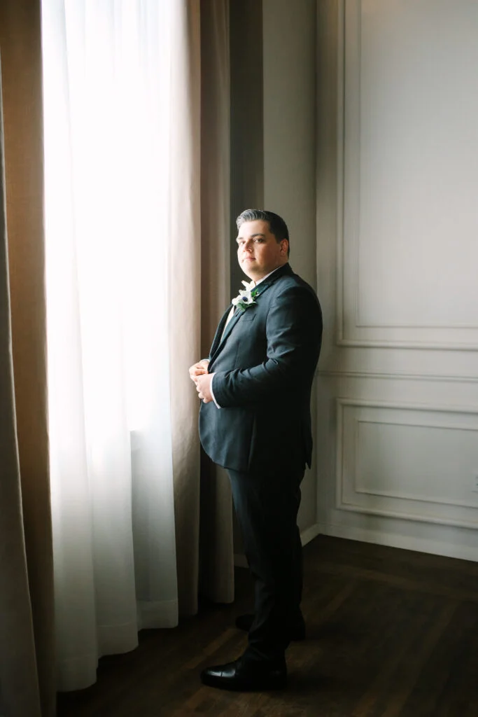 À l'intérieur du mariage à la cathédrale d'Abigail et Ben en cravate noire à St. James 1868 image 23 | Soirée Blanche