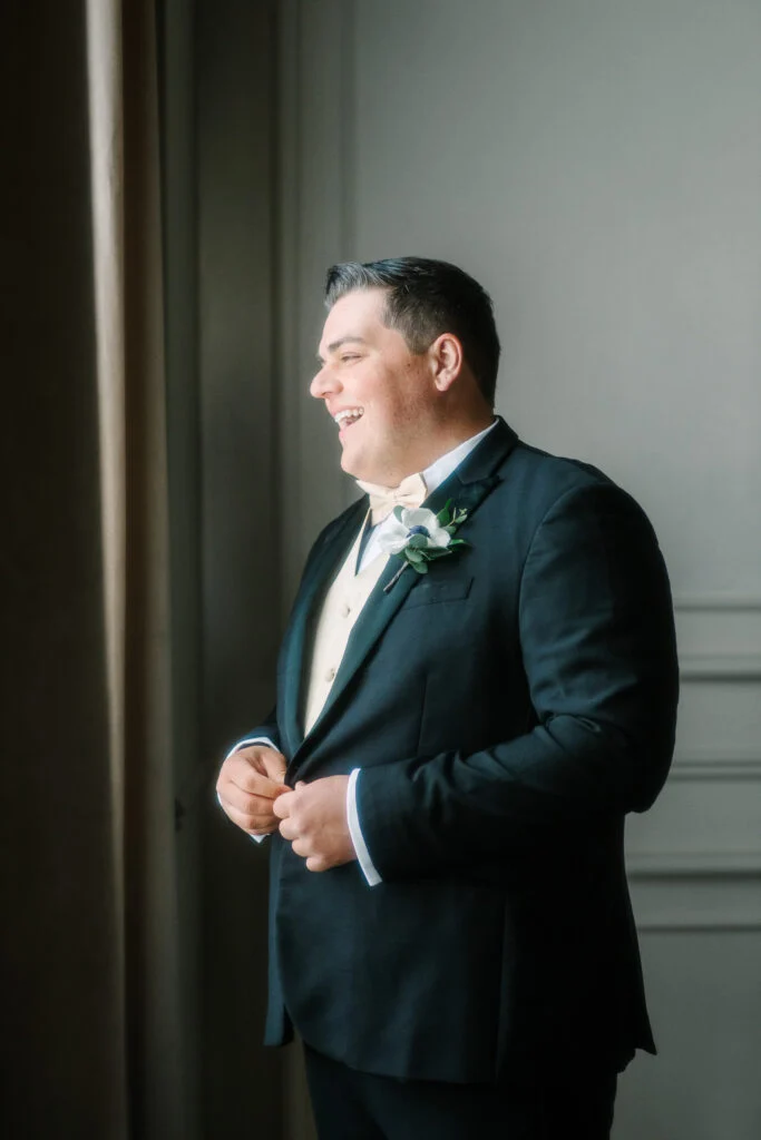 À l'intérieur du mariage à la cathédrale d'Abigail et Ben en cravate noire à St. James 1868 image 19 | Soirée Blanche