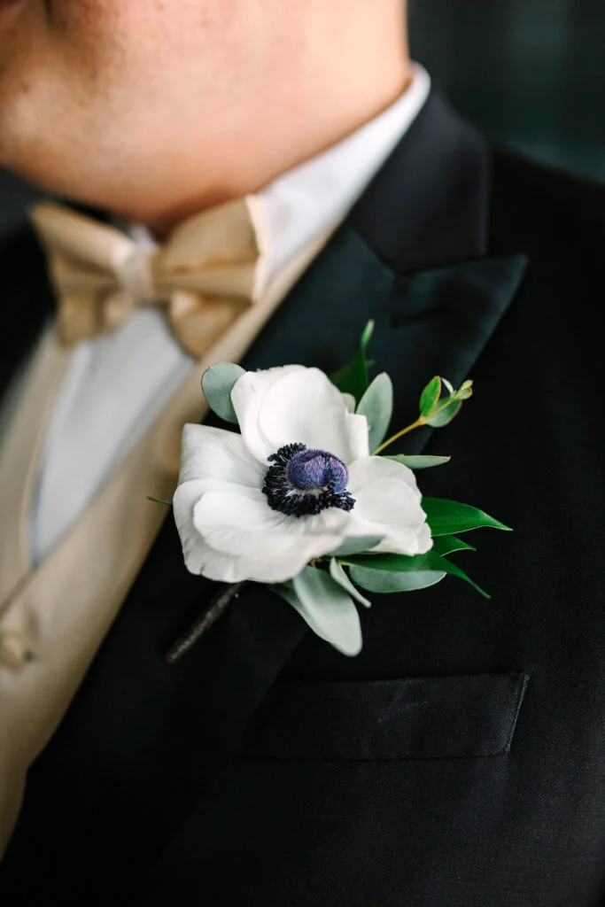 À l'intérieur du mariage à la cathédrale d'Abigail et Ben en cravate noire à St. James 1868 image 21 | Soirée Blanche