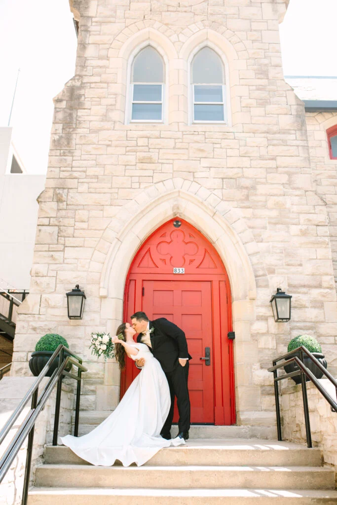 À l'intérieur du mariage à la cathédrale d'Abigail et Ben en cravate noire à St. James 1868 image 81 | Soirée Blanche