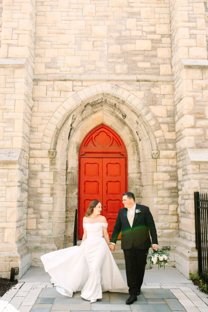 À l'intérieur du mariage à la cathédrale d'Abigail et Ben en cravate noire à St. James 1868 image 73 | Soirée Blanche