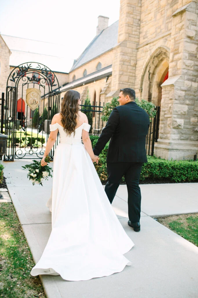 À l'intérieur du mariage à la cathédrale d'Abigail et Ben en cravate noire à St. James 1868 image 79 | Soirée Blanche