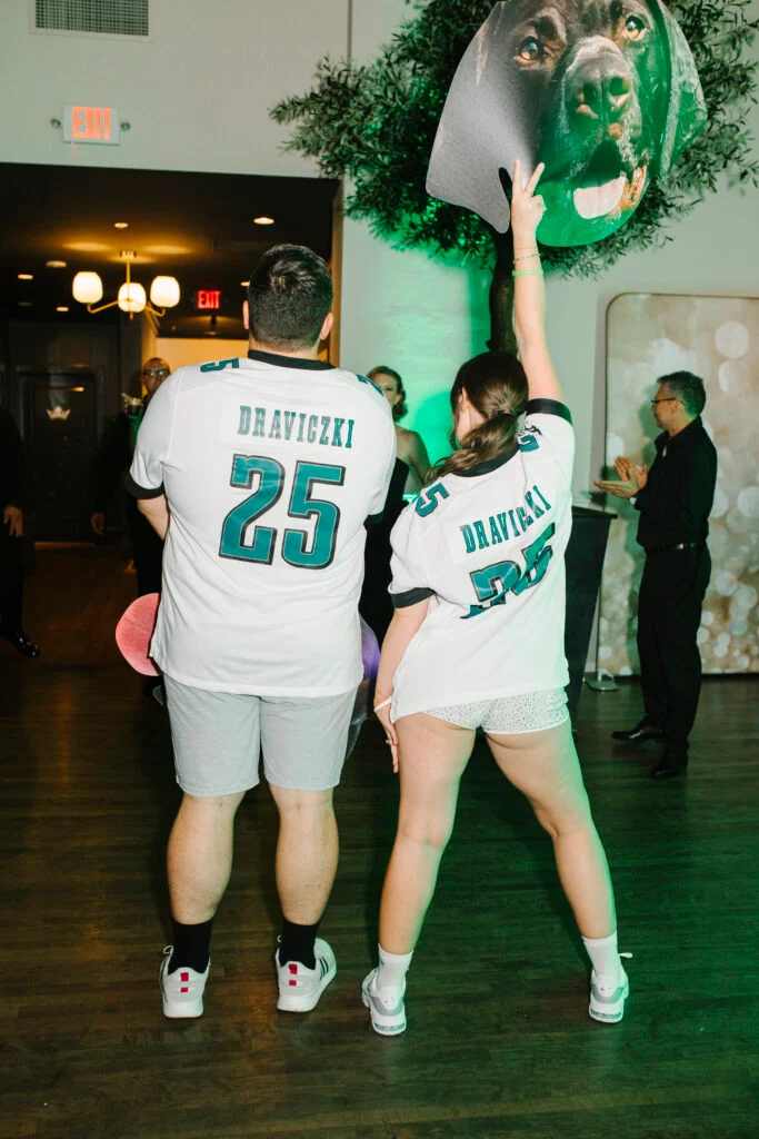 À l'intérieur du mariage à la cathédrale d'Abigail et Ben en cravate noire à St. James 1868 image 129 | Soirée Blanche