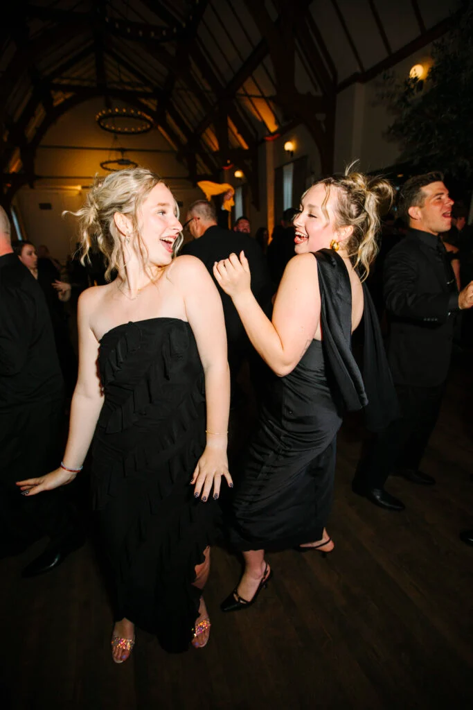 À l'intérieur du mariage à la cathédrale d'Abigail et Ben en cravate noire à St. James 1868 image 125 | Soirée Blanche