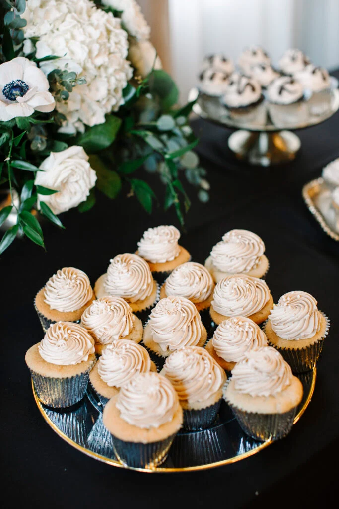 À l'intérieur du mariage à la cathédrale d'Abigail et Ben en cravate noire à St. James 1868 image 123 | Soirée Blanche