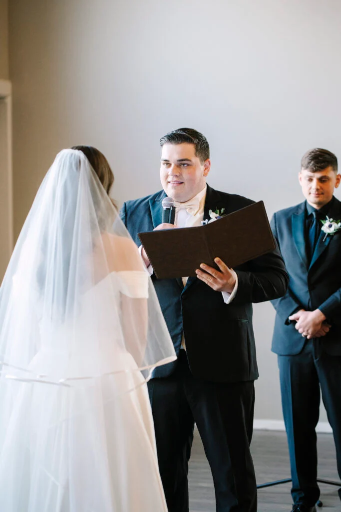 À l'intérieur du mariage à la cathédrale d'Abigail et Ben en cravate noire à St. James 1868 image 67 | Soirée Blanche