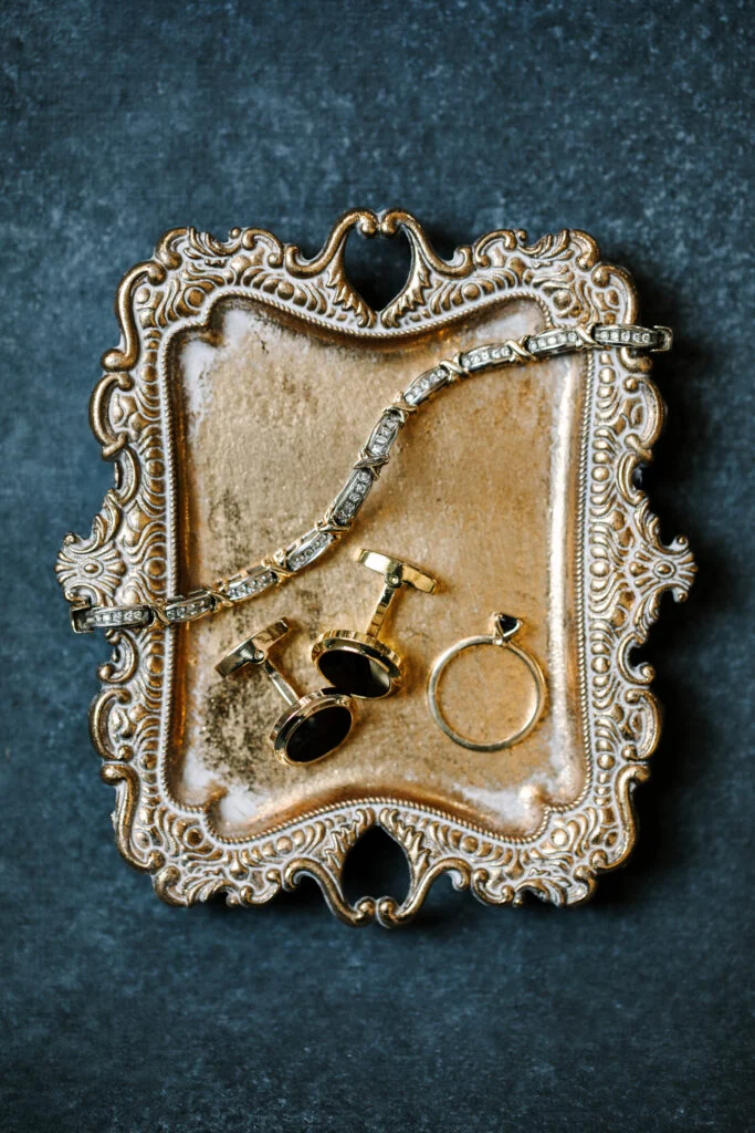 À l'intérieur du mariage à la cathédrale d'Abigail et Ben en cravate noire à St. James 1868 image 7 | Soirée Blanche