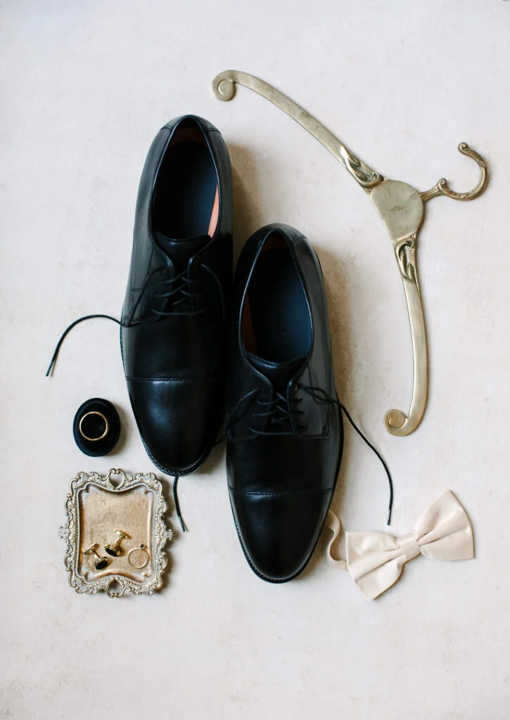 À l'intérieur du mariage à la cathédrale d'Abigail et Ben en cravate noire à St. James 1868 image 5 | Soirée Blanche