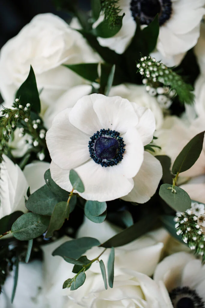 À l'intérieur du mariage à la cathédrale d'Abigail et Ben en cravate noire à St. James 1868 image 115 | Soirée Blanche