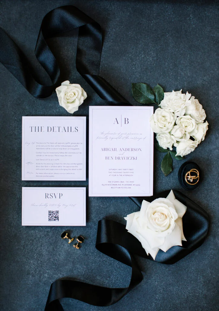 À l'intérieur du mariage à la cathédrale d'Abigail et Ben en cravate noire à St. James 1868 image 9 | Soirée Blanche