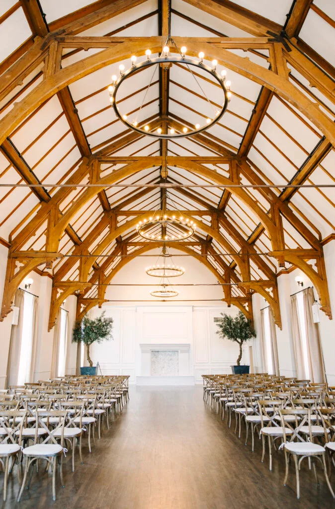 À l'intérieur du mariage à la cathédrale d'Abigail et Ben en cravate noire à St. James 1868 image 3 | Soirée Blanche